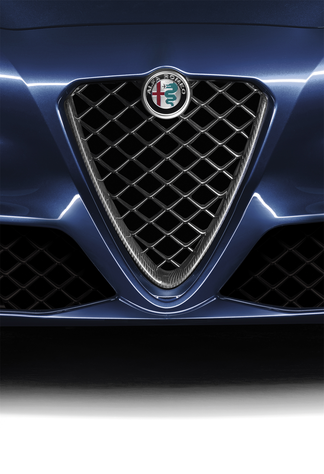 Calandre avec insert en « V » en carbone pour version Quadrifoglio undefined