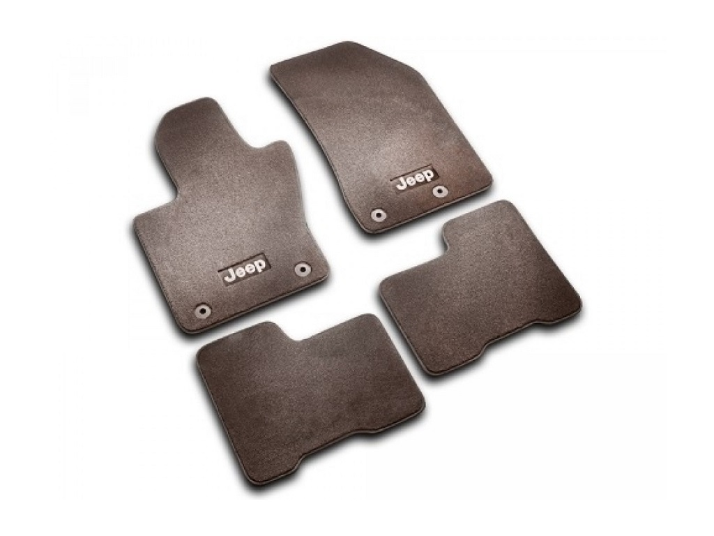 KIT TAPPETINI IN MOQUETTE PREMIUM - RICAMO NERO (SET DI 4)  undefined