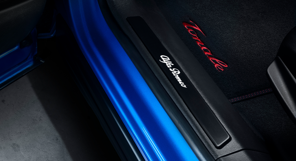 Placa de umbral de la puerta de carbono con logo iluminado para Alfa Romeo   alfa-romeo