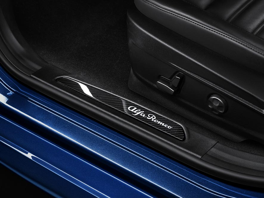 Placa de umbral de la puerta de carbono con logo iluminado para Alfa Romeo Giulia  alfa-romeo