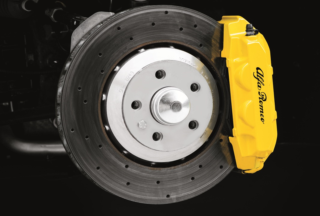 Étriers de freins jaunes à l'avant et à l'arrière pour Alfa Romeo 4C  undefined