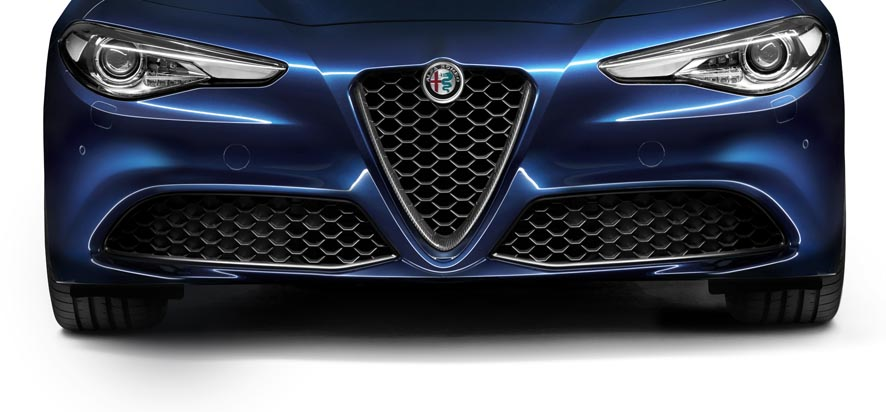 Calandre avec insert en « V » en carbone pour les versions Super et Giulia undefined